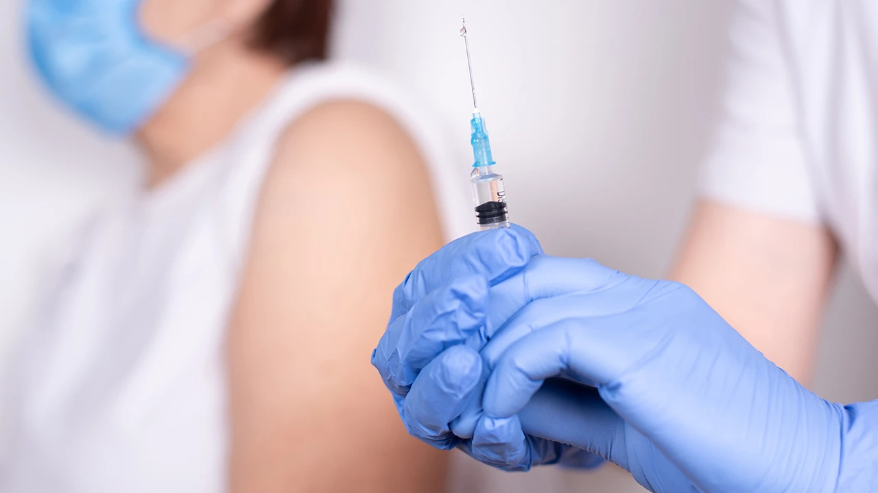 Omicron varyantı nedir, belirtileri nelerdir? Omicron varyantı aşılara karşı dirençli mi?